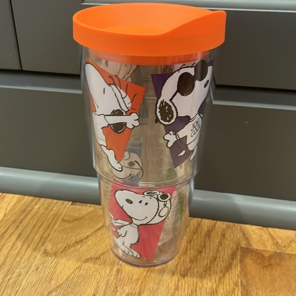 Large tervis snoopy cup with cover - Picture 3 of 8